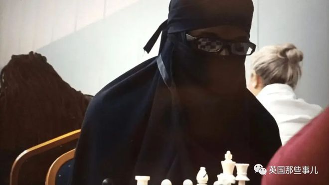 男生穿黑罩袍參加女子組國際象棋比賽結果成績太好暴露了？？！(圖2)
