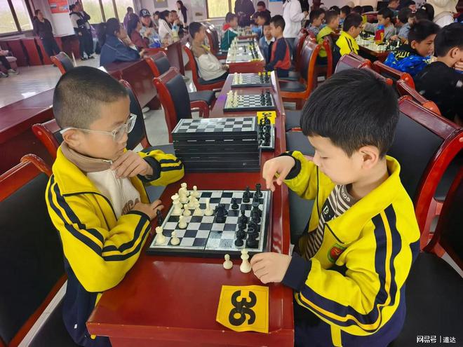靈丘縣國際象棋大賽在北洋小學成功舉辦近百名小棋手展開對決(圖2)