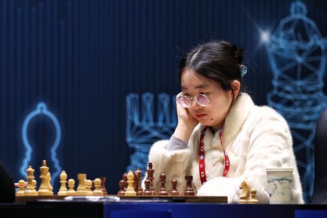 國際棋聯(lián)女子世界冠軍賽開枰首局居文君執(zhí)白弈和挑戰(zhàn)者譚中怡(圖2)